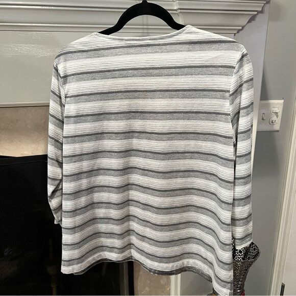 Chico’s top size large - Picture 3 of 4